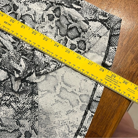 Be Stage knot front black white gray snakeskin top size XL - Picture 3 of 6